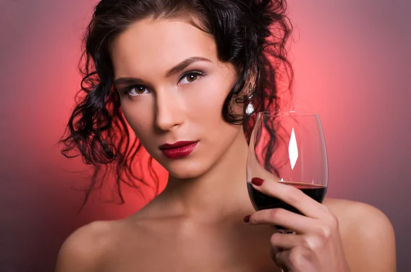 Όμορφη νεαρή γυναίκα με το ποτήρι κόκκινο κρασί — Φωτογραφία Αρχείου