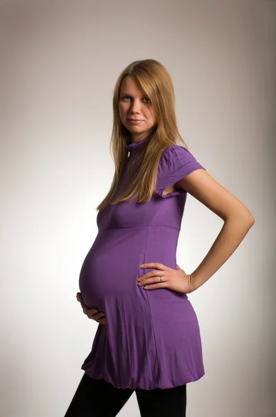 Όμορφη νεαρή κοπέλα έγκυος ξανθός — Φωτογραφία Αρχείου