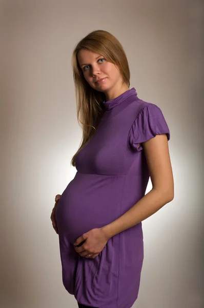 Schöne junge schwangere blonde Mädchen — Stockfoto