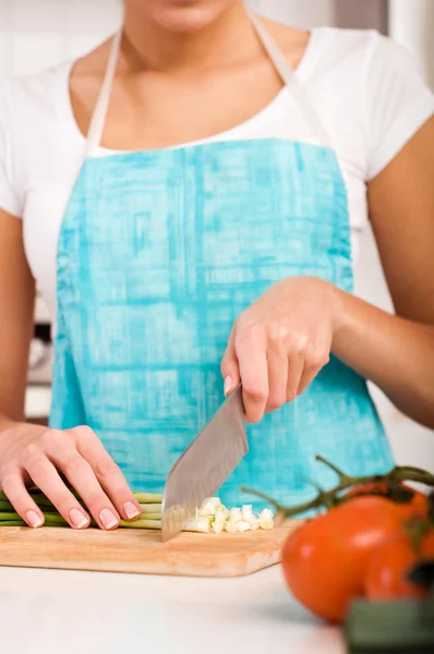 Donna che taglia verdure in cucina moderna (DOF superficiale ) — Foto Stock