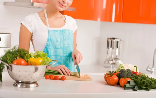 在现代厨房室内女人切蔬菜 — 图库照片