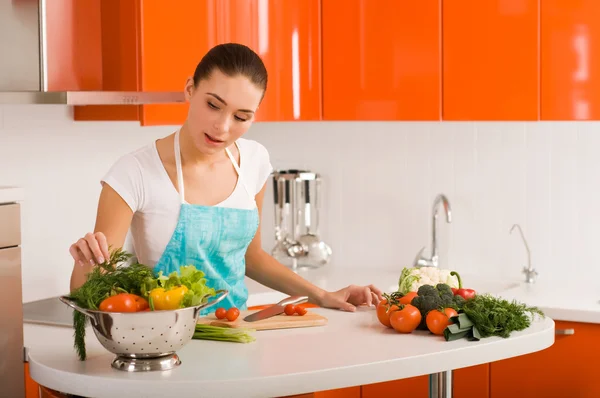 Femme coupant des légumes dans la cuisine intérieure moderne — Photo