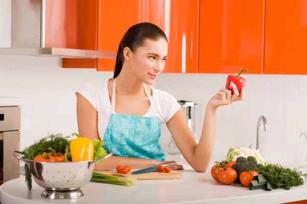 Schöne junge Frau kocht in der Küche — Stockfoto