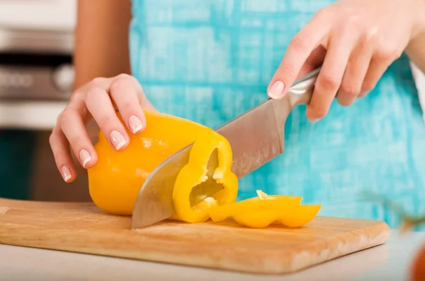 Vrouw snijden groenten in moderne keuken (ondiepe Dof) — Stockfoto