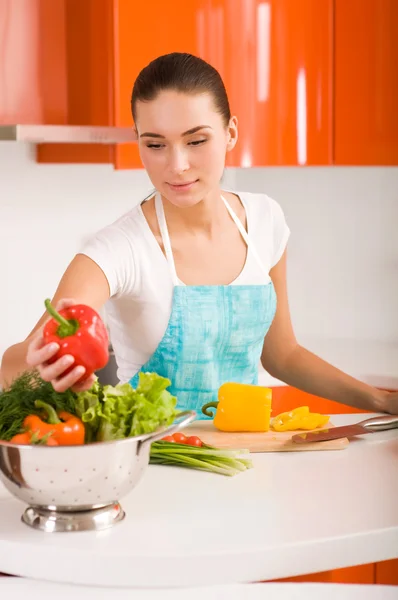 在现代厨房室内女人切蔬菜 — 图库照片