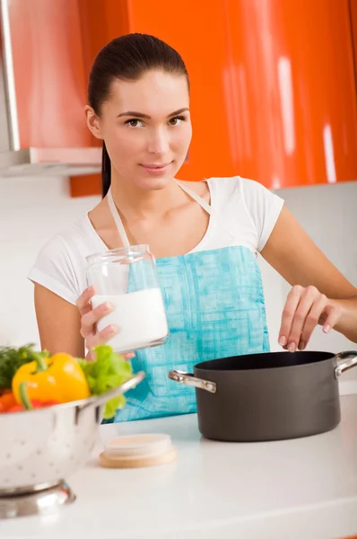 Mulher bonita cozinhar na cozinha, degustação de sopa — Fotografia de Stock