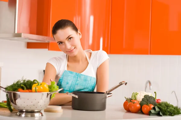 아름다운 젊은 여자 가 부엌에서 요리하고 있다 — 스톡 사진