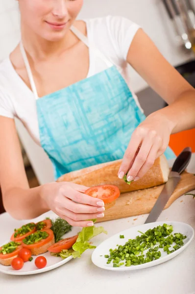 Attraente donna sorridente preparare panini freschi sani in h — Foto Stock