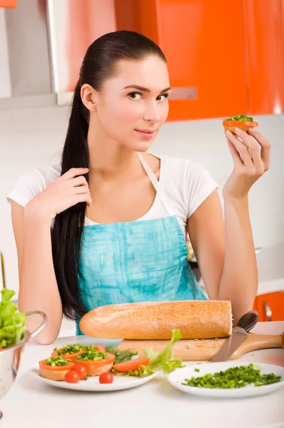 Ελκυστική χαμογελαστό γυναίκα προετοιμασία φρέσκα σάντουιτς σε h — Φωτογραφία Αρχείου