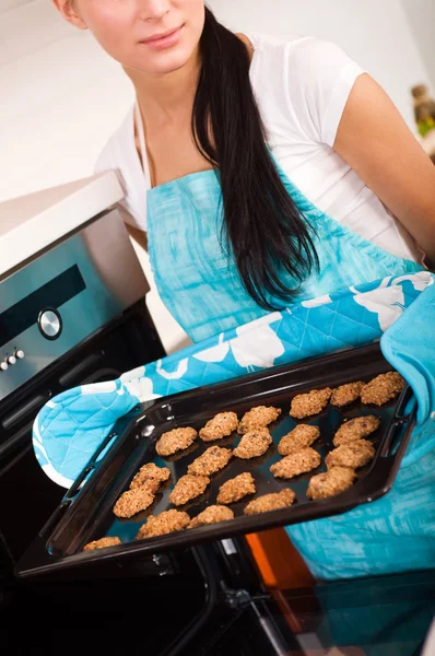 Vacker brunett kvinna i köket baka cookies. (grunt — Stockfoto