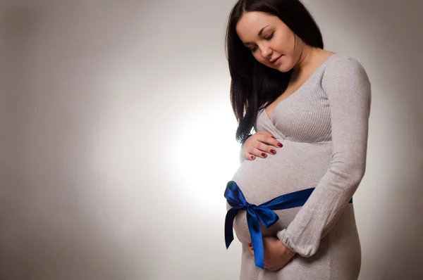 Портрет счастливой красивой беременной женщины — стоковое фото