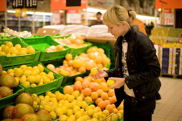 Mulher Compra Limões Concentre Nas Mãos — Fotografia de Stock
