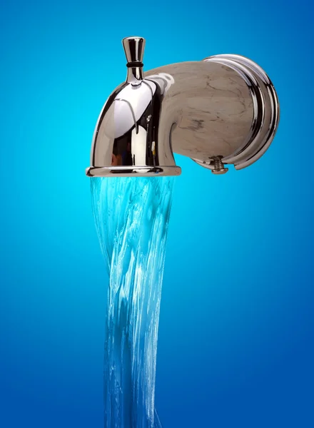Wasserhahn mit fließendem Wasser. — Stockfoto