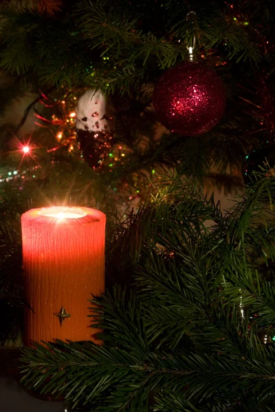 Decoraciones de velas y árboles de navidad — Foto de Stock