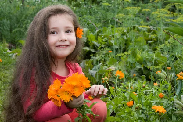 A lány és a virágok — Stock Fotó