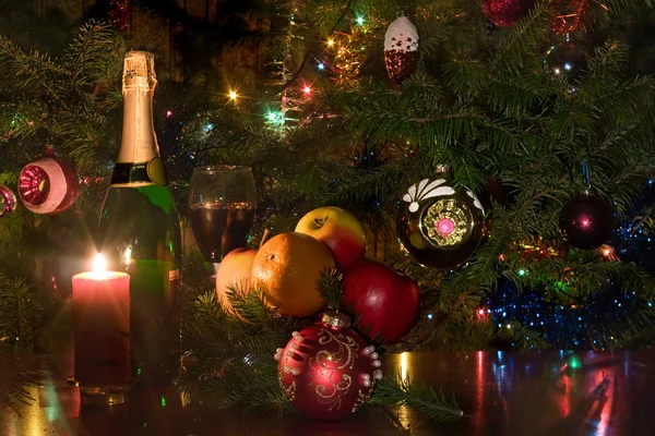 Décorations de bougies et d'arbres de Noël — Photo