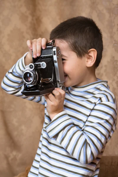 Jongen en camera — Stockfoto