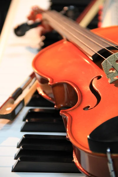 Le violon repose sur les touches du piano Images De Stock Libres De Droits