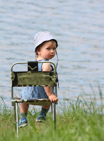 Mały chłopiec, w pobliżu jeziora — Zdjęcie stockowe