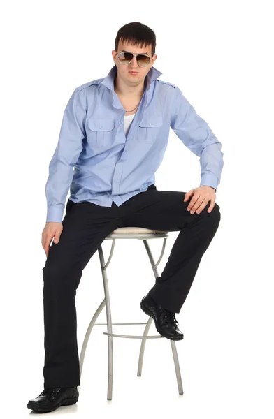 Tipo sentado en la silla — Foto de Stock