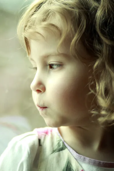 Расстроенная и обиженная маленькой девочкой — стоковое фото