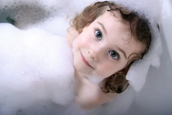 A menina na banheira — Fotografia de Stock