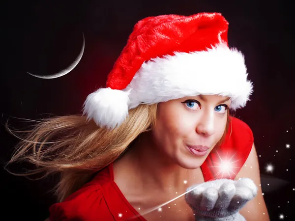 Jovem mulher de Natal segurando estrela sobre escuro — Fotografia de Stock