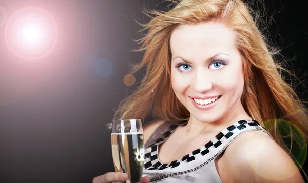 Sorrindo jovem mulher com sylvester champanhe sobre escuro — Fotografia de Stock