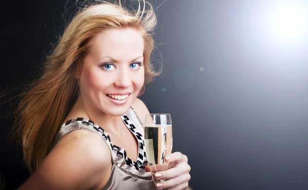 Усміхнена молода жінка з шампанським sylvester — стокове фото