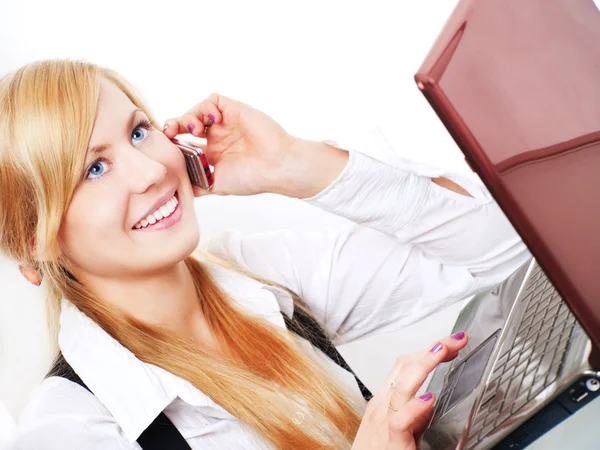Lachende blonde vrouw werken met computer en praten via de telefoon ik — Stockfoto