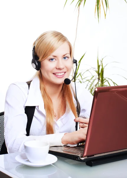 Χαμογελώντας ξανθιά γυναίκα που εργάζεται με υπολογιστή στο γραφείο — Φωτογραφία Αρχείου