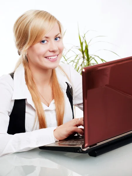 Lächelnde blonde Frau arbeitet im Büro am Computer — Stockfoto