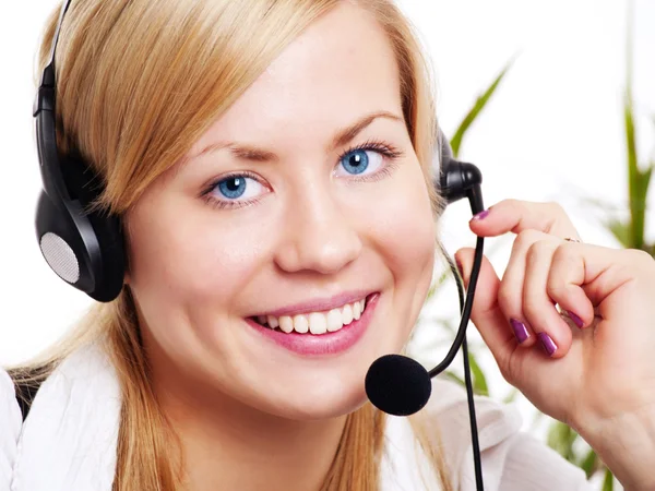 Kulaklık ofis portre sarışın gülümseyerek bir kadınla — Stok fotoğraf
