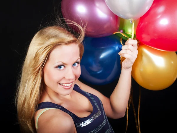 Χαμογελώντας γυναίκα στο μέρος που έχει μπαλόνια — Φωτογραφία Αρχείου