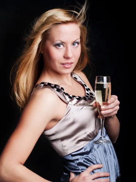 Mujer joven sonriente con champán sylvester sobre oscuro —  Fotos de Stock