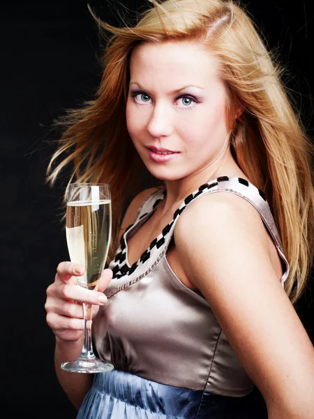 Vrouw bedrijf champagne over donker — Stockfoto