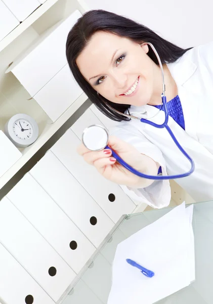 Médico mujer con estetoscopio en el consultorio — Foto de Stock
