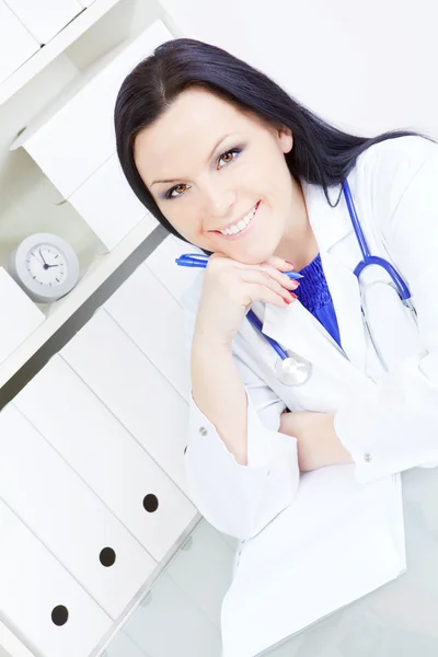 Mulher médica com estetoscópio no escritório — Fotografia de Stock