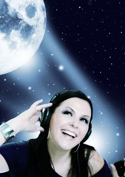 Mulher ouvindo música na luz da lua — Fotografia de Stock