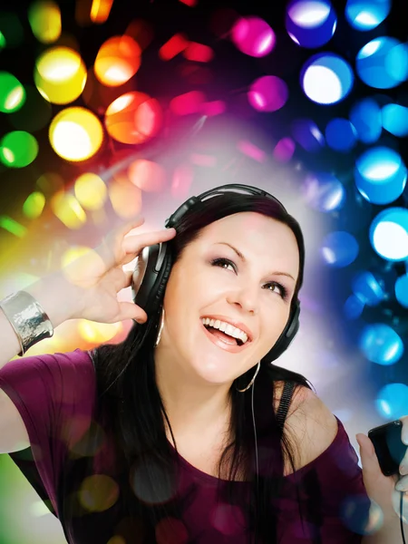 Woman with headphones listening music by mp3 — Stock Photo, Image