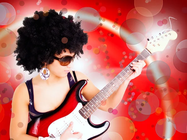 女人玩吉他在彩色背景 — 图库照片