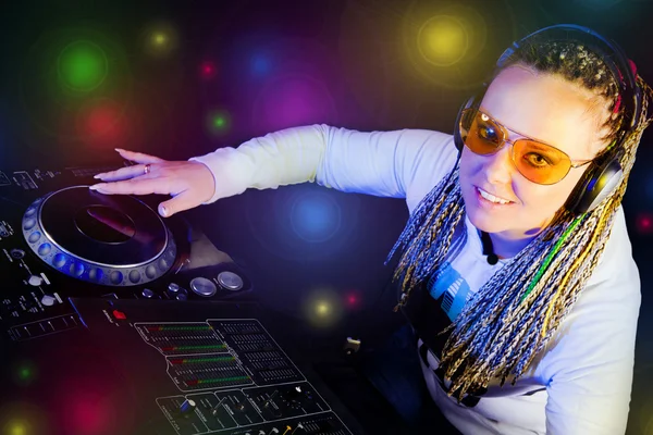 DJ kvinna spelar musik av mikser — Stockfoto