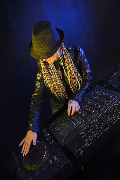 Γυναίκα DJ παίζουν μουσική από το μίξερ — Φωτογραφία Αρχείου