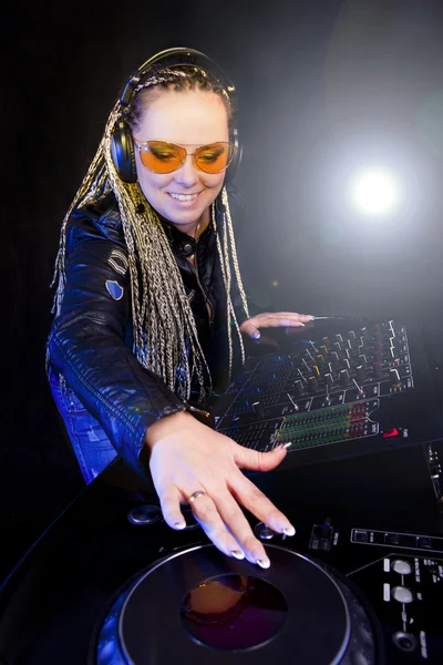 Kobieta DJ odtwarzania muzyki przez mikser — Zdjęcie stockowe