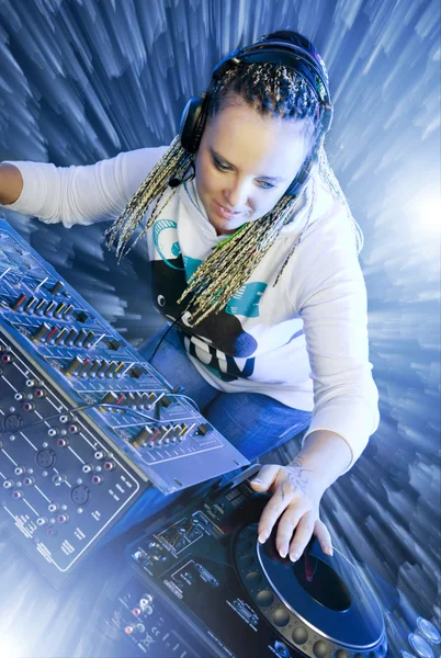 Dj mulher tocando música por mixer — Fotografia de Stock
