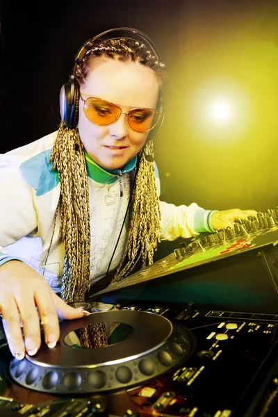 Γυναίκα DJ παίζουν μουσική από το μίξερ — Φωτογραφία Αρχείου