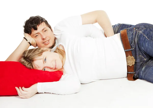 Casal Feliz Deitado Travesseiro Vermelho Sobre Fundo Branco — Fotografia de Stock