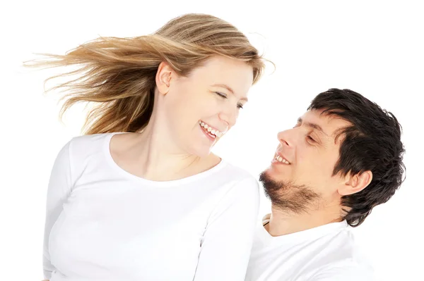 Mutlu bir çift beyaz üzerinde gülümseyen seviyor — Stok fotoğraf