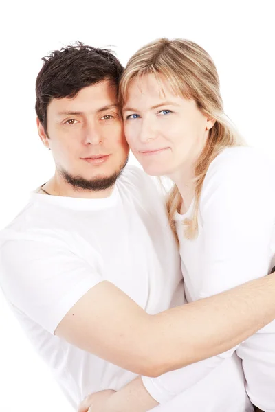 Glückliches verliebtes Paar lächelt über Weiß — Stockfoto