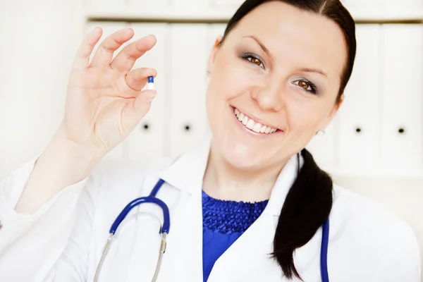Sonriente Médico Mujer Sosteniendo Píldora Oficina — Foto de Stock